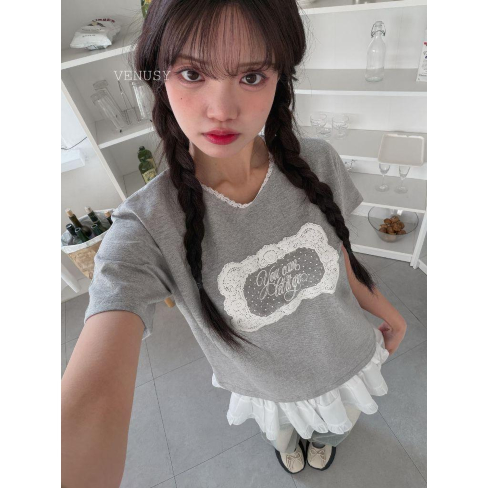 【100%純棉．透氣不刺癢】VENUSY｜正韓 - 蕾絲領口純棉短袖T恤．精緻鏤空花紋．修身顯瘦版型-細節圖5