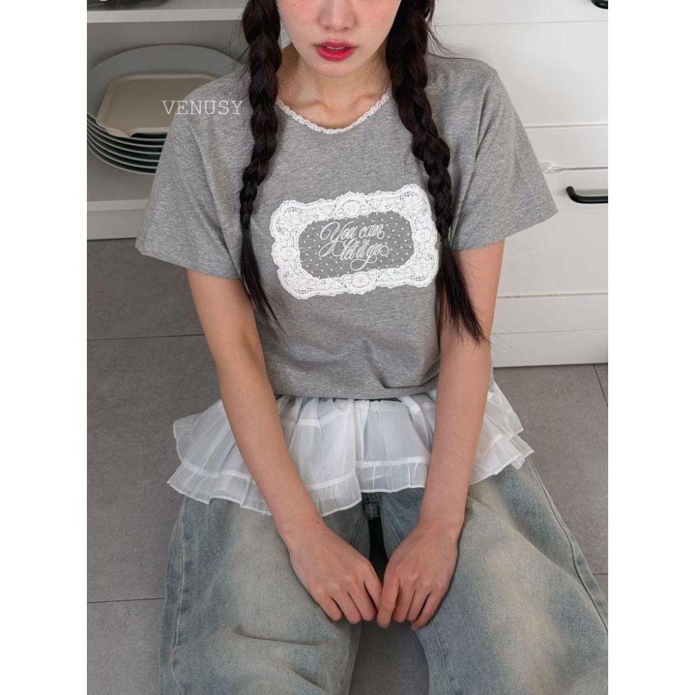 【100%純棉．透氣不刺癢】VENUSY｜正韓 - 蕾絲領口純棉短袖T恤．精緻鏤空花紋．修身顯瘦版型-細節圖7