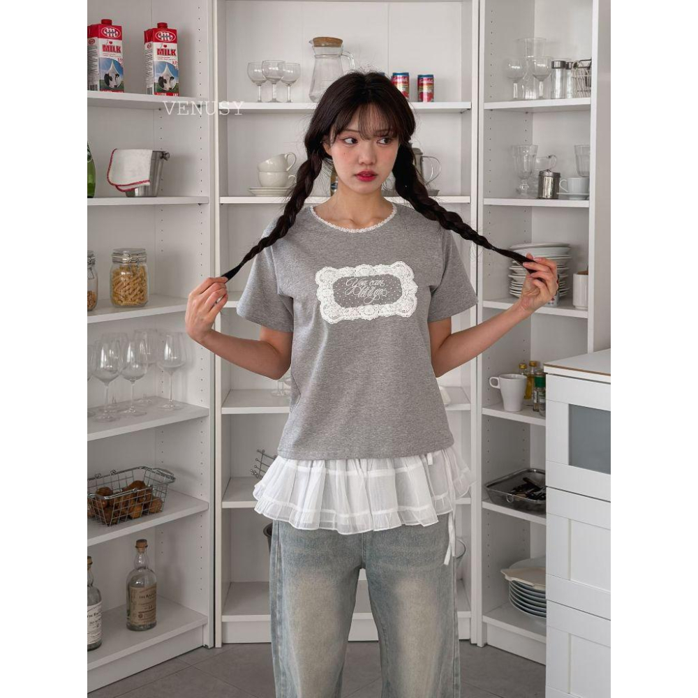 【100%純棉．透氣不刺癢】VENUSY｜正韓 - 蕾絲領口純棉短袖T恤．精緻鏤空花紋．修身顯瘦版型-細節圖8