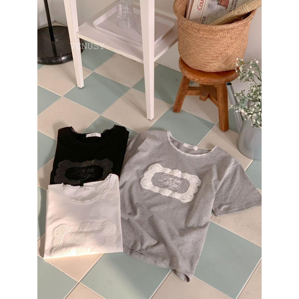 【100%純棉．透氣不刺癢】VENUSY｜正韓 - 蕾絲領口純棉短袖T恤．精緻鏤空花紋．修身顯瘦版型-細節圖9