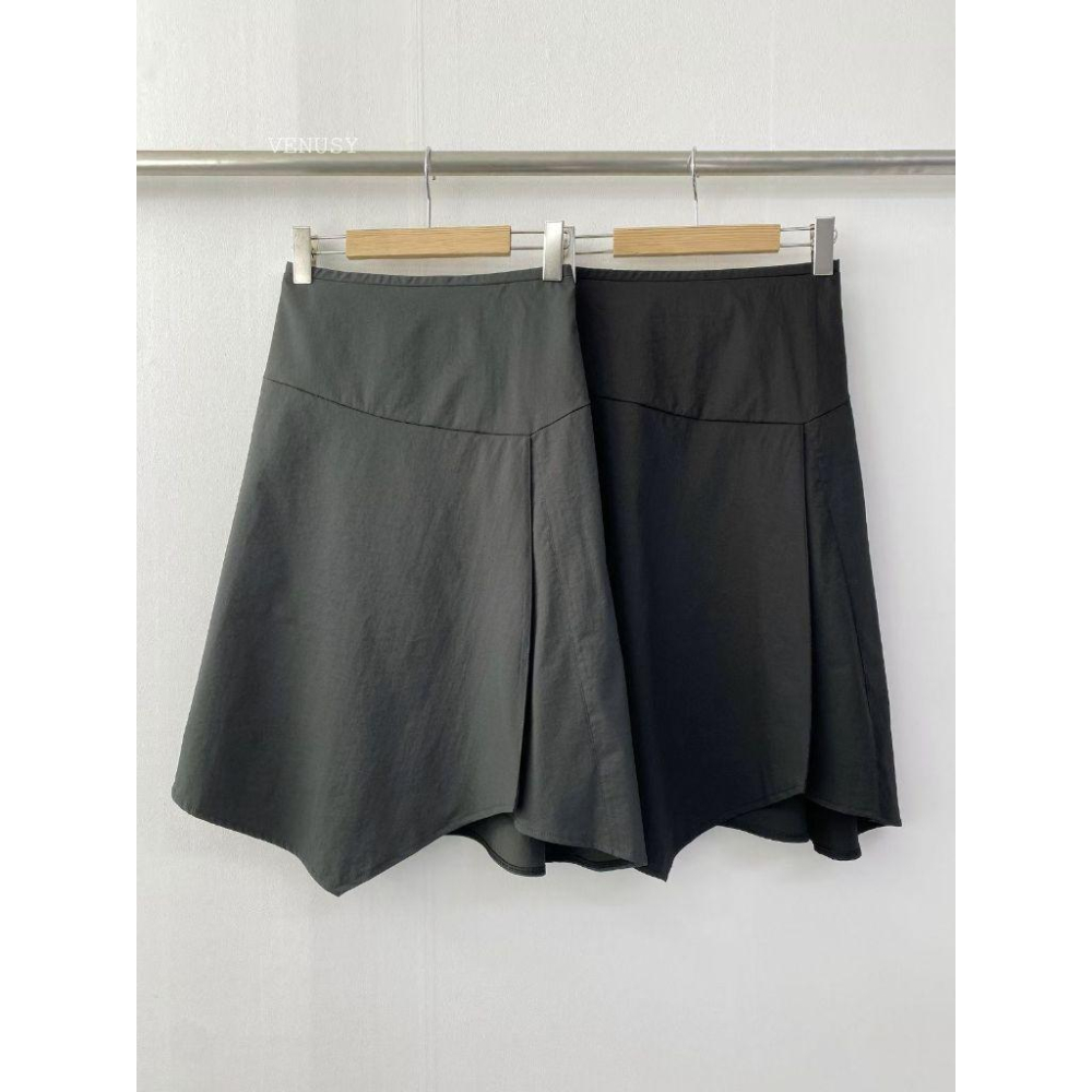 【清冷感美學・顯瘦傘裙】VENUSY｜正韓 - 三角拼接立體中長裙．視覺顯瘦版型．黑色/墨色-細節圖6