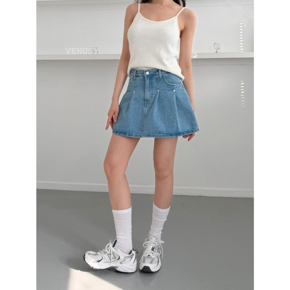 【甜酷帥氣．金屬鉚釘】VENUSY｜正韓 - 純棉俐落百褶牛仔短褲裙．工裝感丹寧．顯瘦 A 字版型．S-L-細節圖4