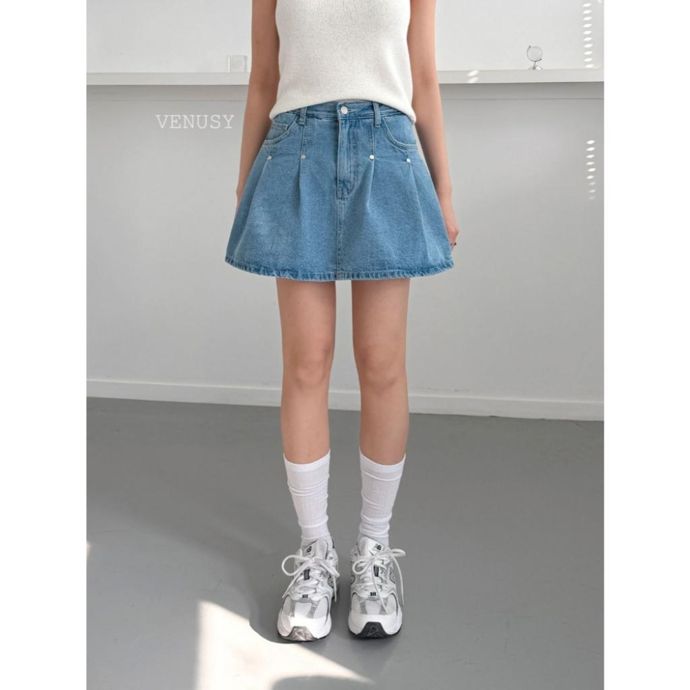 【甜酷帥氣．金屬鉚釘】VENUSY｜正韓 - 純棉俐落百褶牛仔短褲裙．工裝感丹寧．顯瘦 A 字版型．S-L-細節圖8