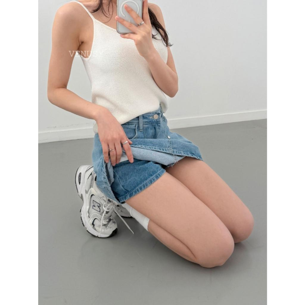 【甜酷帥氣．金屬鉚釘】VENUSY｜正韓 - 純棉俐落百褶牛仔短褲裙．工裝感丹寧．顯瘦 A 字版型．S-L-細節圖9