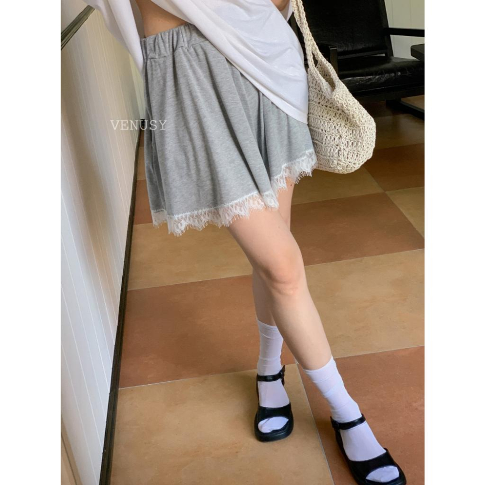 【甜酷辣妹】VENUSY漢南小姐｜正韓 - 蕾絲露肩短袖T恤短褲套裝．棉花糖女孩系列．大碼．高腰全鬆緊A字短褲-細節圖5
