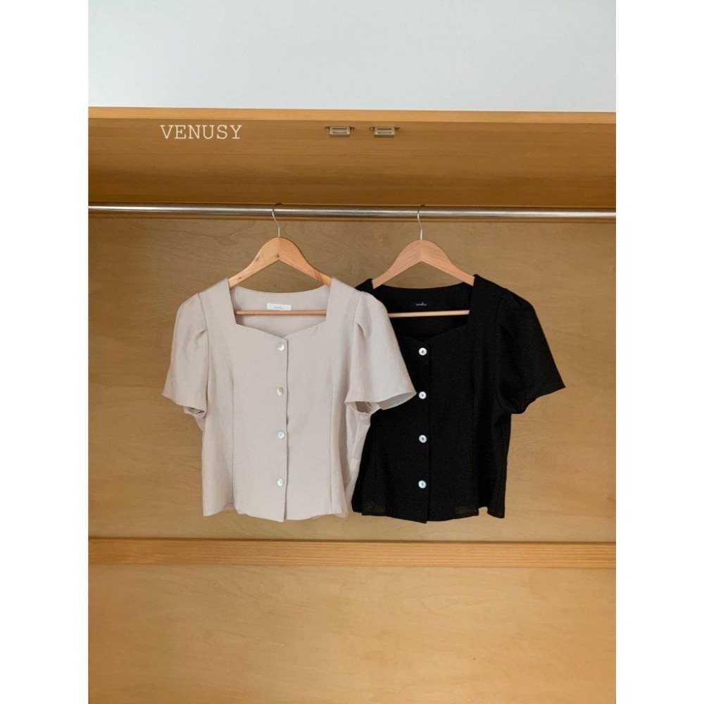 【法式優雅】VENUSY漢南小姐｜正韓 - 方領泡泡袖短袖襯衫．質感百搭上衣．兩色選-細節圖6