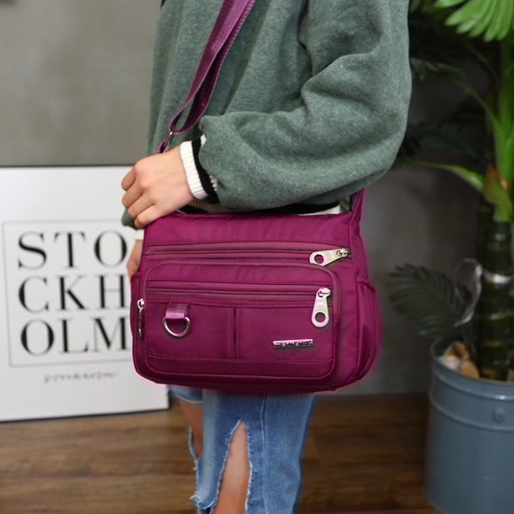 防水多格層實用女生外出斜背包-細節圖6