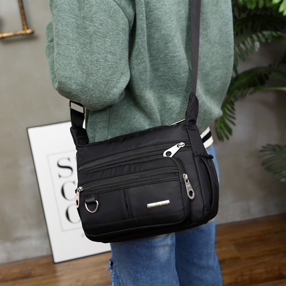 防水多格層實用女生外出斜背包-細節圖7