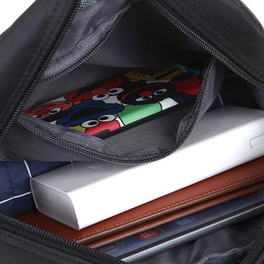 【台灣現貨】防水純色百搭六格層斜背包-細節圖3