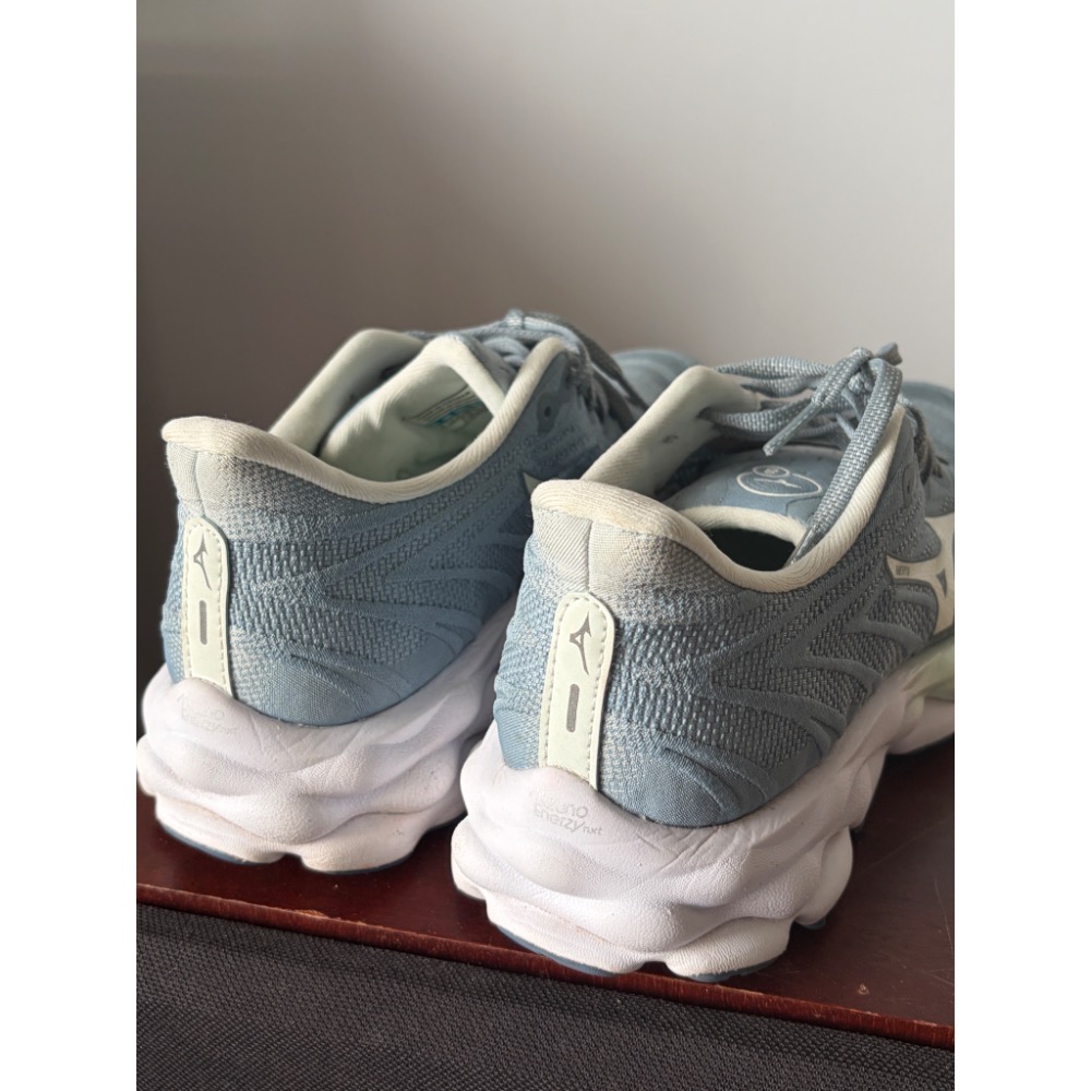 二手極新良品  美津濃 MIZUNO 女款 WAVE SKY 8 一般楦 霧藍紫   紫色-細節圖3