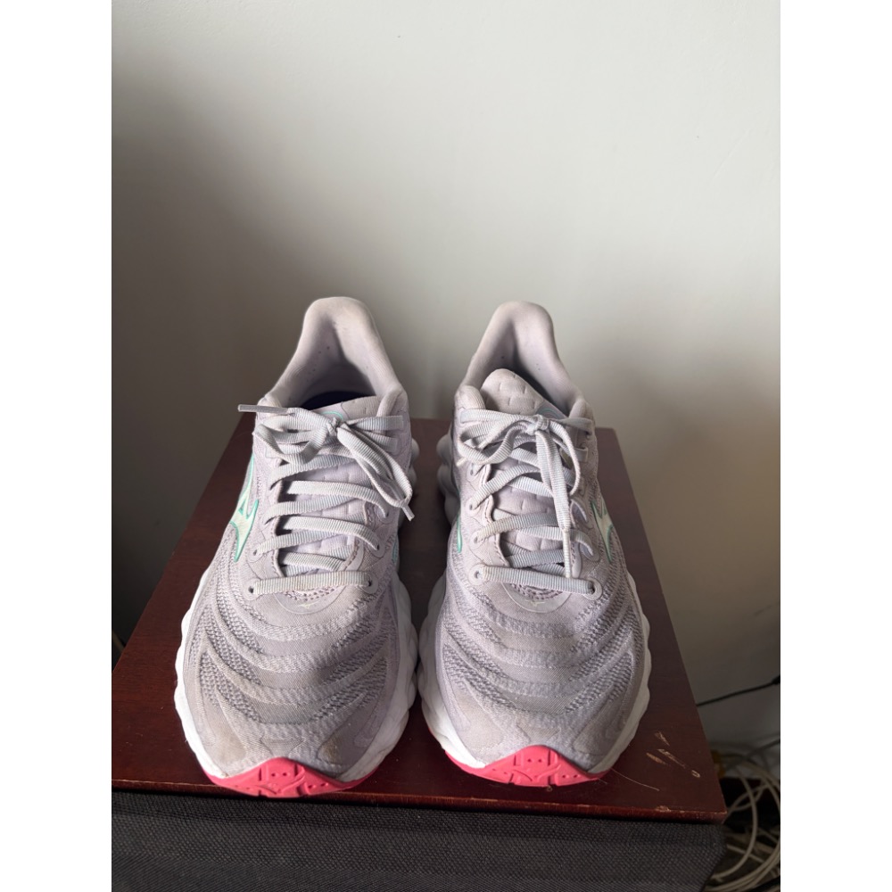 二手極新良品  美津濃 MIZUNO 女款 WAVE SKY 8 一般楦 霧藍紫   紫色-細節圖4