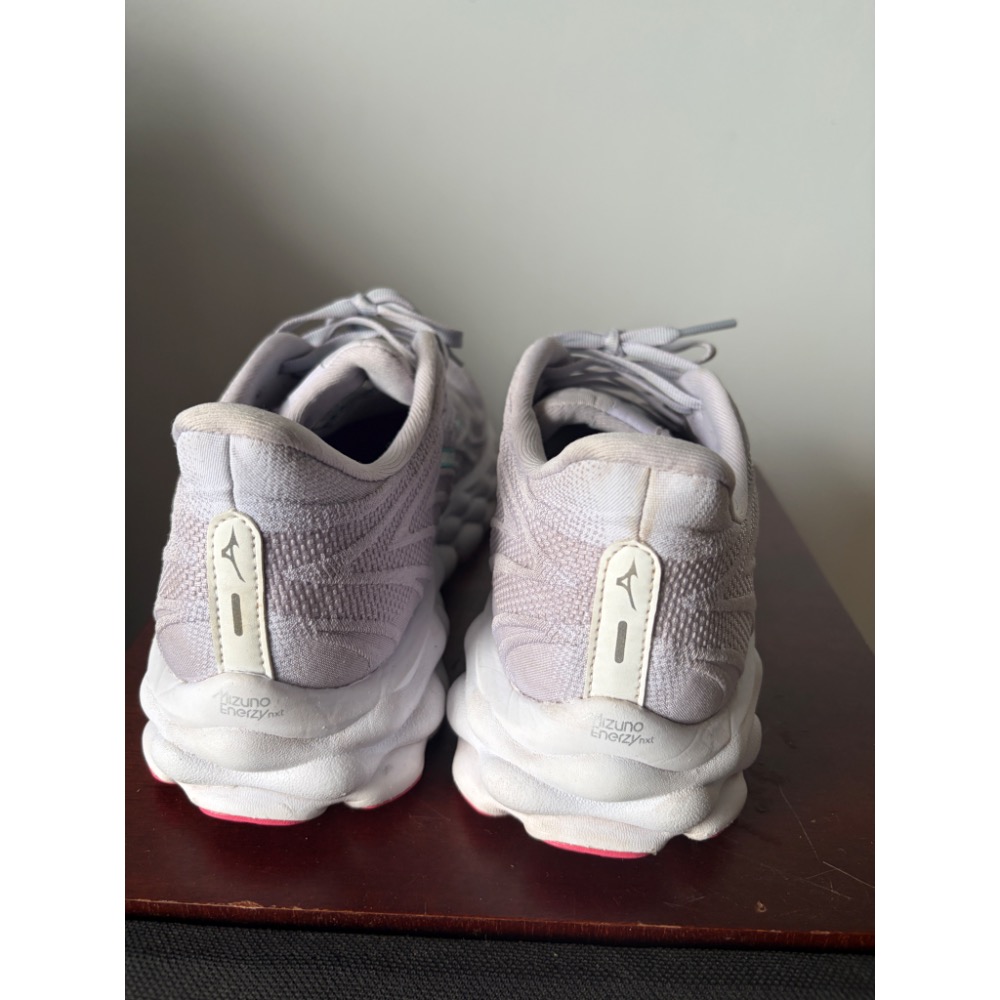 二手極新良品  美津濃 MIZUNO 女款 WAVE SKY 8 一般楦 霧藍紫   紫色-細節圖6