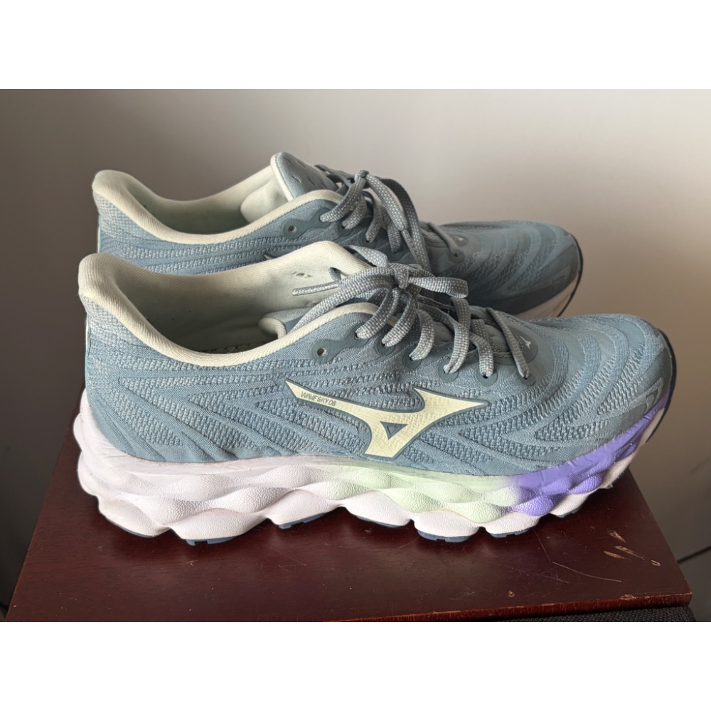 二手極新良品  美津濃 MIZUNO 女款 WAVE SKY 8 一般楦 霧藍紫   紫色-規格圖6