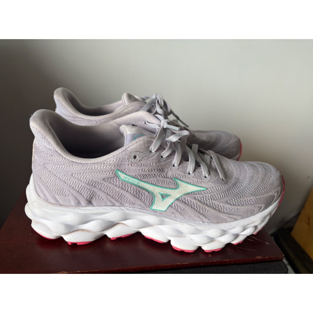 二手極新良品  美津濃 MIZUNO 女款 WAVE SKY 8 一般楦 霧藍紫   紫色-規格圖6