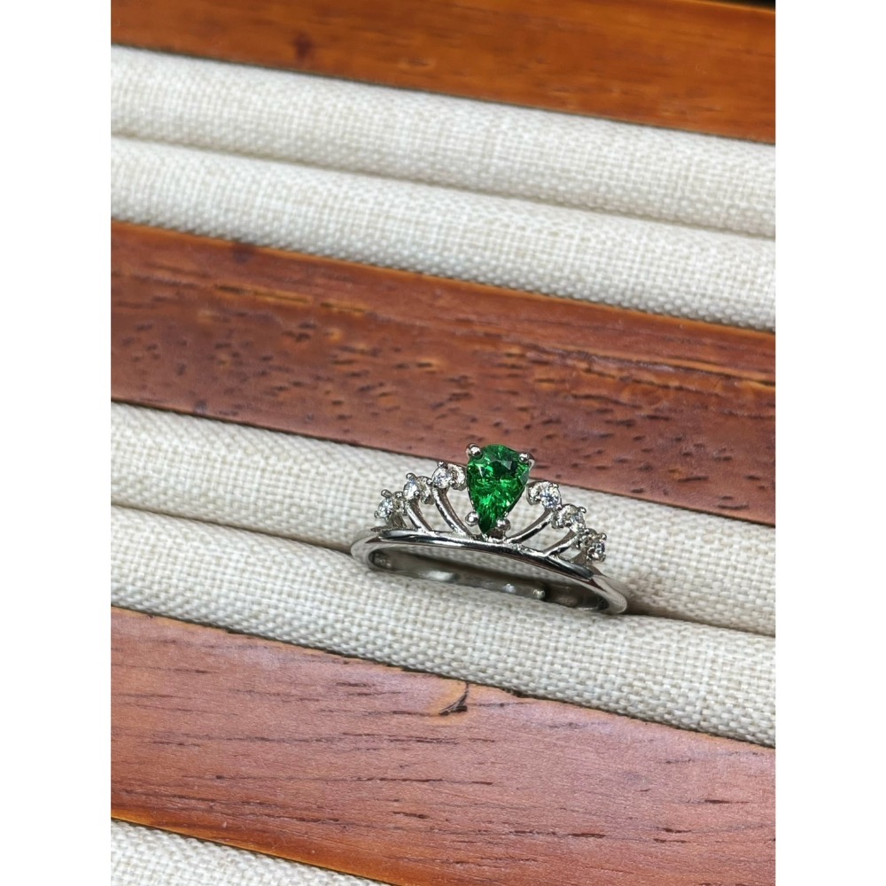 LEROY JEWELRY 樂花精品珠寶-［綠光皇冠｜沙佛萊女王戒］-細節圖2