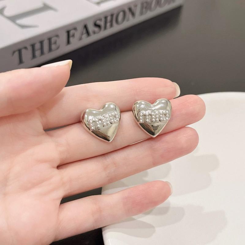 心飾Acc🇰🇷快速出貨「銀色愛心珍珠字母耳環 / 珍珠耳環 愛心耳環 Y2K耳環 銀耳針 925純銀耳針-細節圖2