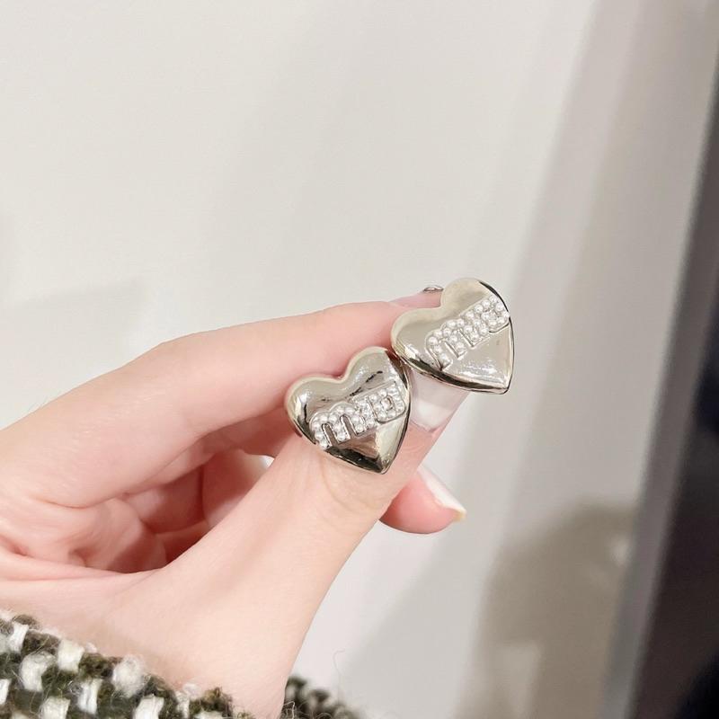 心飾Acc🇰🇷快速出貨「銀色愛心珍珠字母耳環 / 珍珠耳環 愛心耳環 Y2K耳環 銀耳針 925純銀耳針-細節圖4