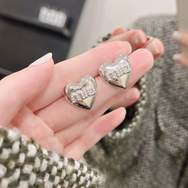 心飾Acc🇰🇷快速出貨「銀色愛心珍珠字母耳環 / 珍珠耳環 愛心耳環 Y2K耳環 銀耳針 925純銀耳針-細節圖5