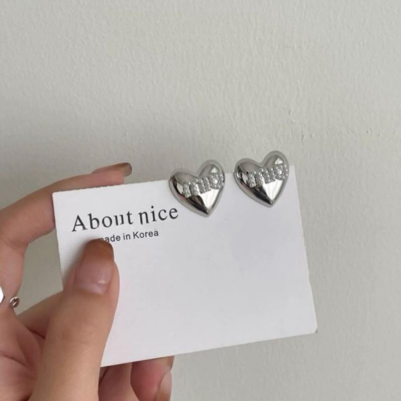 心飾Acc🇰🇷快速出貨「銀色愛心珍珠字母耳環 / 珍珠耳環 愛心耳環 Y2K耳環 銀耳針 925純銀耳針-細節圖6