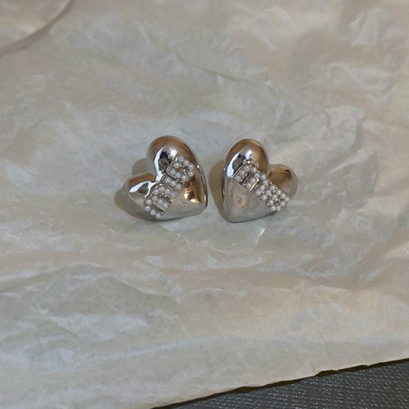 心飾Acc🇰🇷快速出貨「銀色愛心珍珠字母耳環 / 珍珠耳環 愛心耳環 Y2K耳環 銀耳針 925純銀耳針-細節圖7