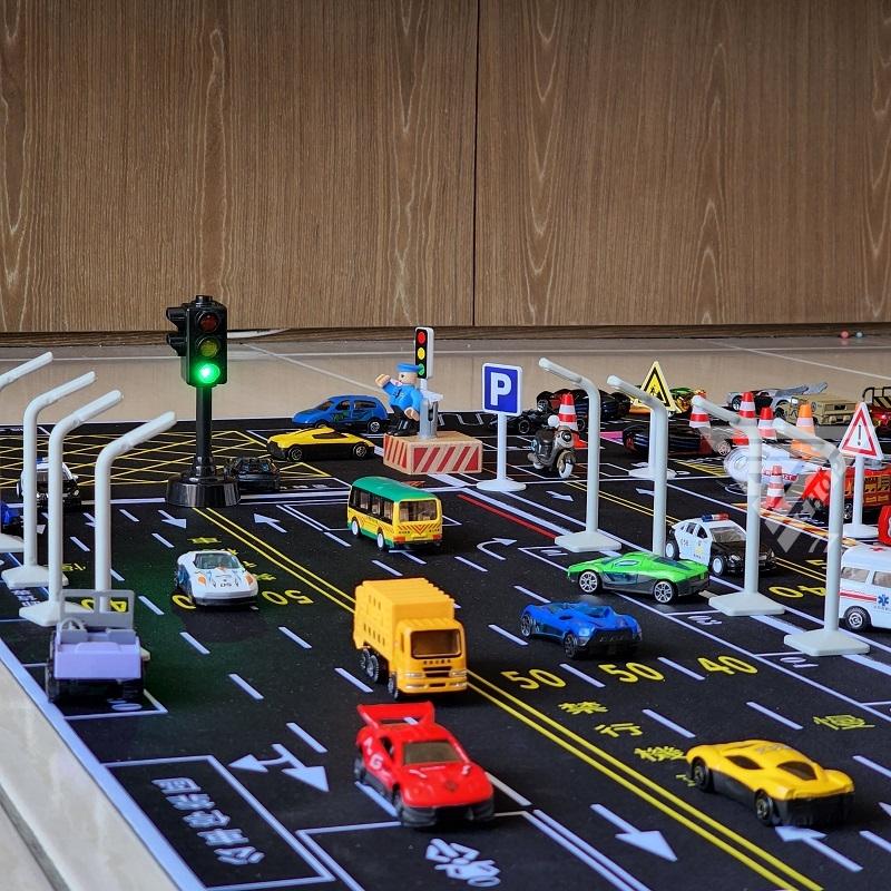 【台灣出貨】【道路路燈玩具 6入/交通路障】12送1 馬路路燈  道路場景 停車場配件 認知玩具 交通號誌 微型攝影-細節圖7