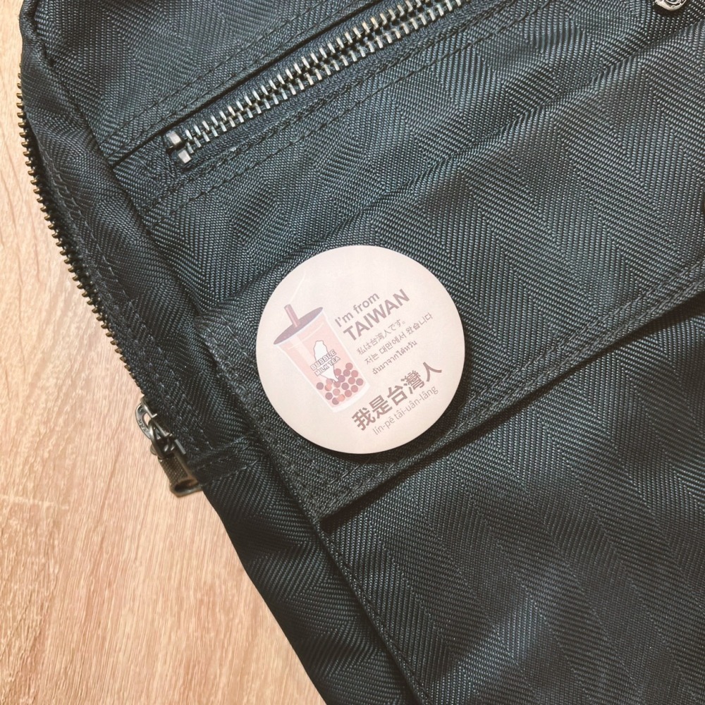 現貨 台灣人胸章 出國 旅遊 旅行 台灣奶茶 50mm 霧面壓克力材質-細節圖2
