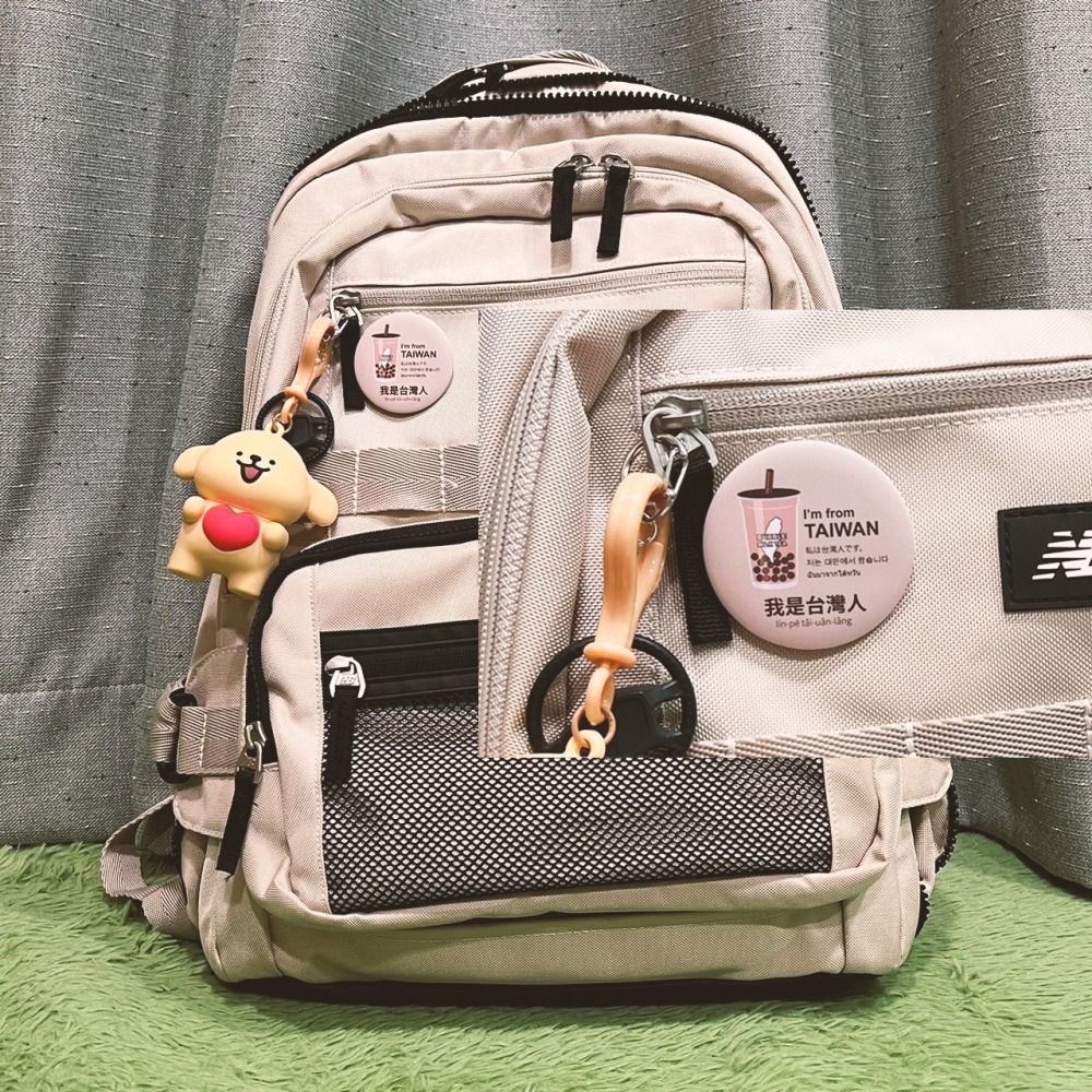 現貨 台灣人胸章 出國 旅遊 旅行 台灣奶茶 50mm 霧面壓克力材質-細節圖3