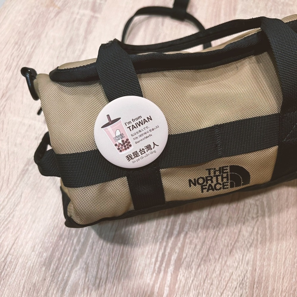 現貨 台灣人胸章 出國 旅遊 旅行 台灣奶茶 50mm 霧面壓克力材質-細節圖6