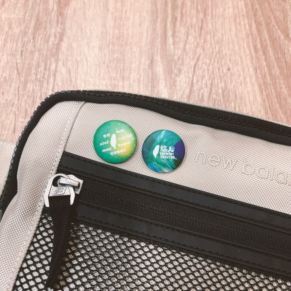 現貨 台灣人胸章 出國 旅遊 旅行 世界友好 台灣旅人 25mm 霧面材質-細節圖2