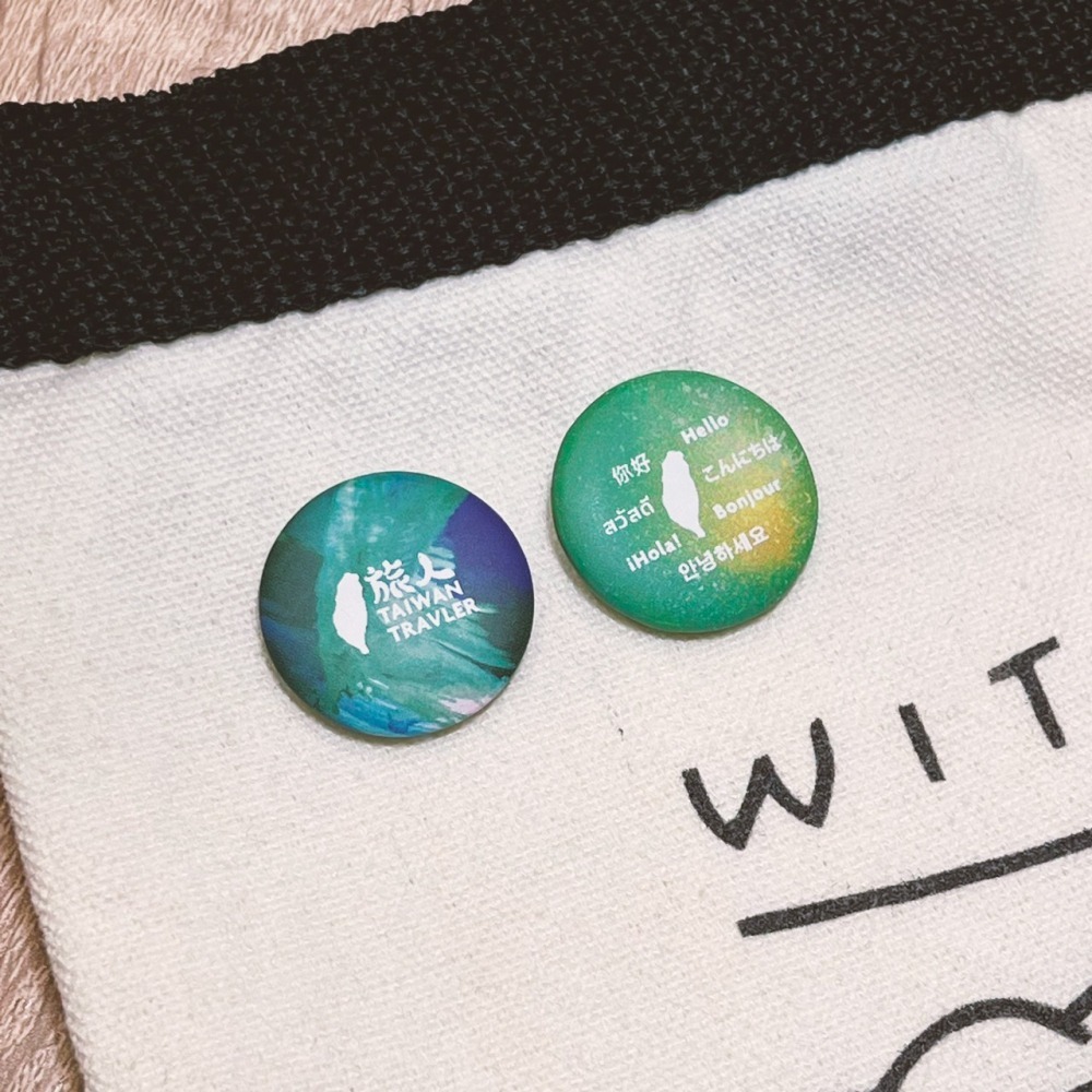 現貨 台灣人胸章 出國 旅遊 旅行 世界友好 台灣旅人 25mm 霧面材質-細節圖4