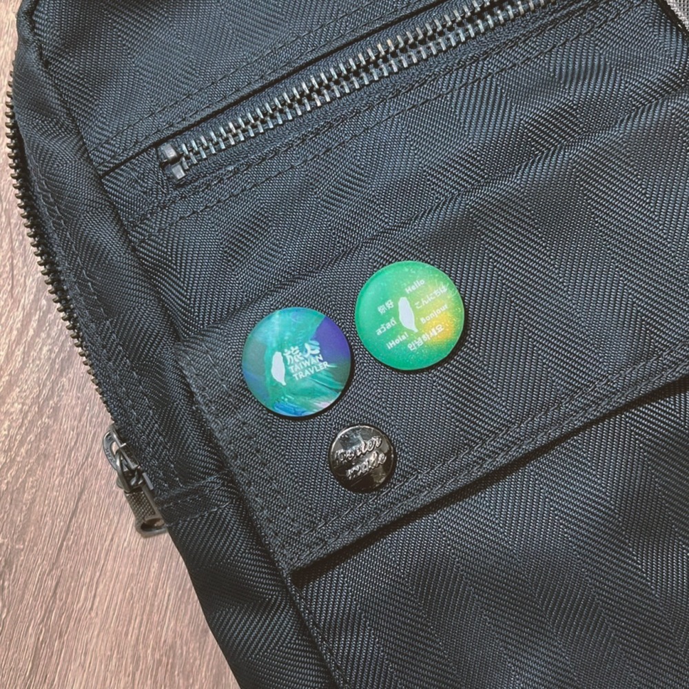 現貨 台灣人胸章 出國 旅遊 旅行 世界友好 台灣旅人 25mm 霧面材質-細節圖5