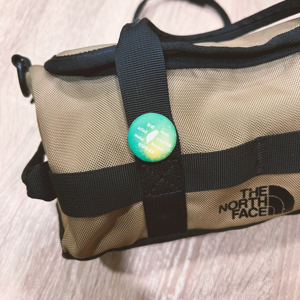 現貨 台灣人胸章 出國 旅遊 旅行 世界友好 台灣旅人 25mm 霧面材質-細節圖7