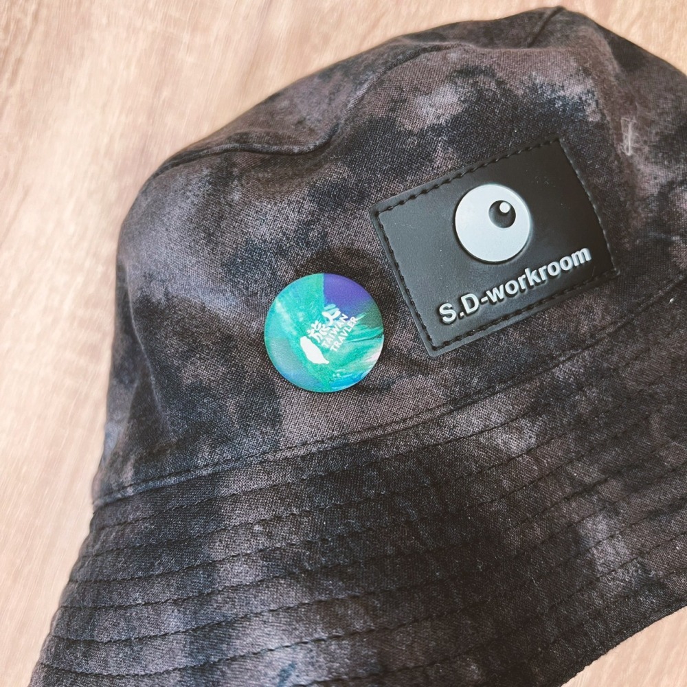 現貨 台灣人胸章 出國 旅遊 旅行 世界友好 台灣旅人 25mm 霧面材質-細節圖9