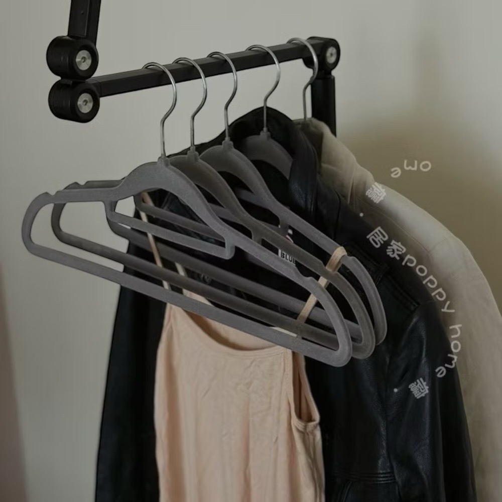 poppy-植絨衣架 衣架 防滑衣架 米白衣架 灰色衣架 簡約衣架 北歐風 十入一組 居家生活-細節圖2