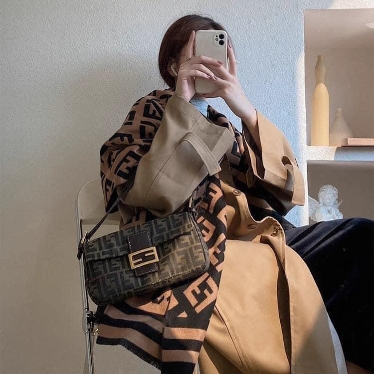 經典F牌雙面雙色羊絨流蘇圍巾-細節圖3