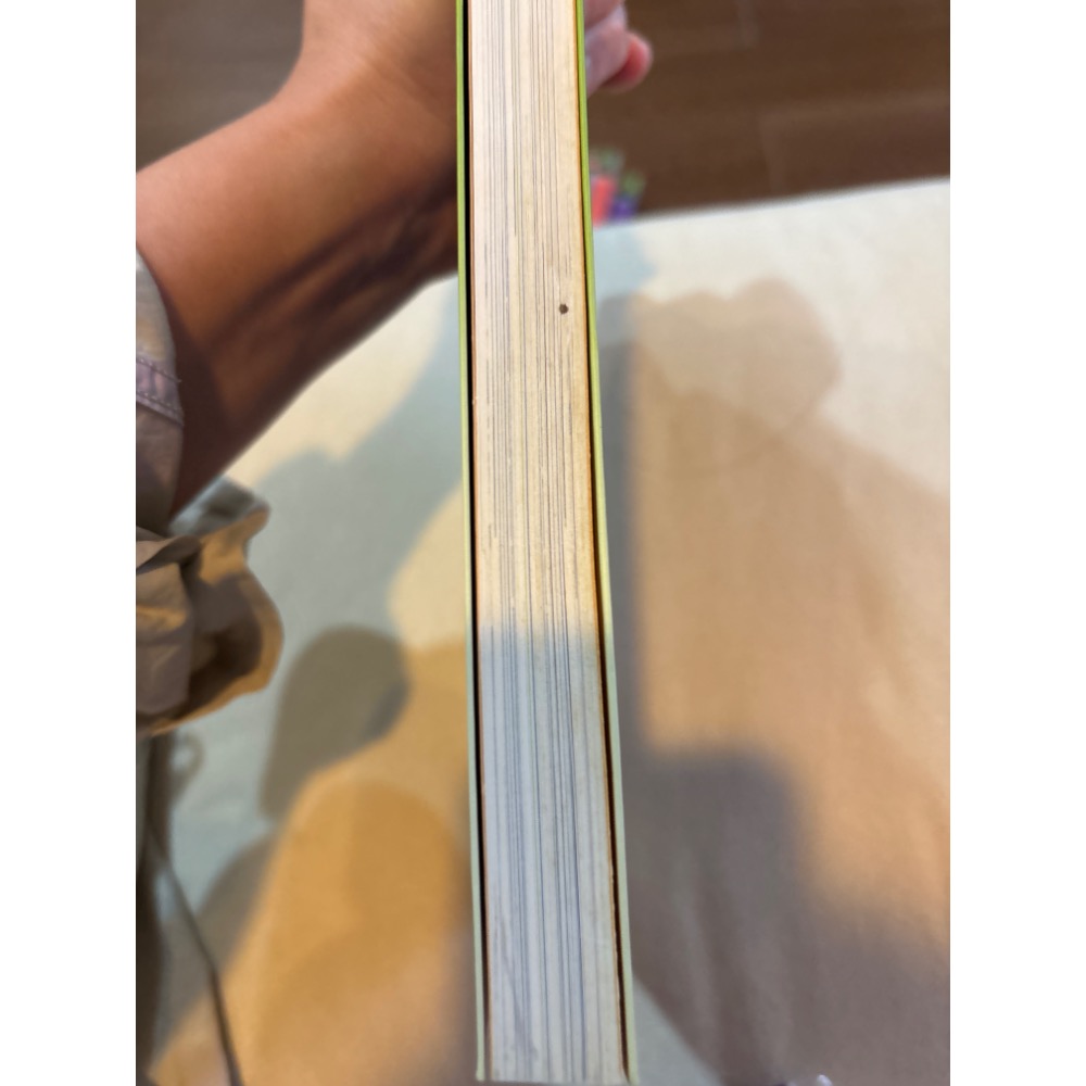 《魔法師大對決》二手書。兩處斑點（見圖）-細節圖3