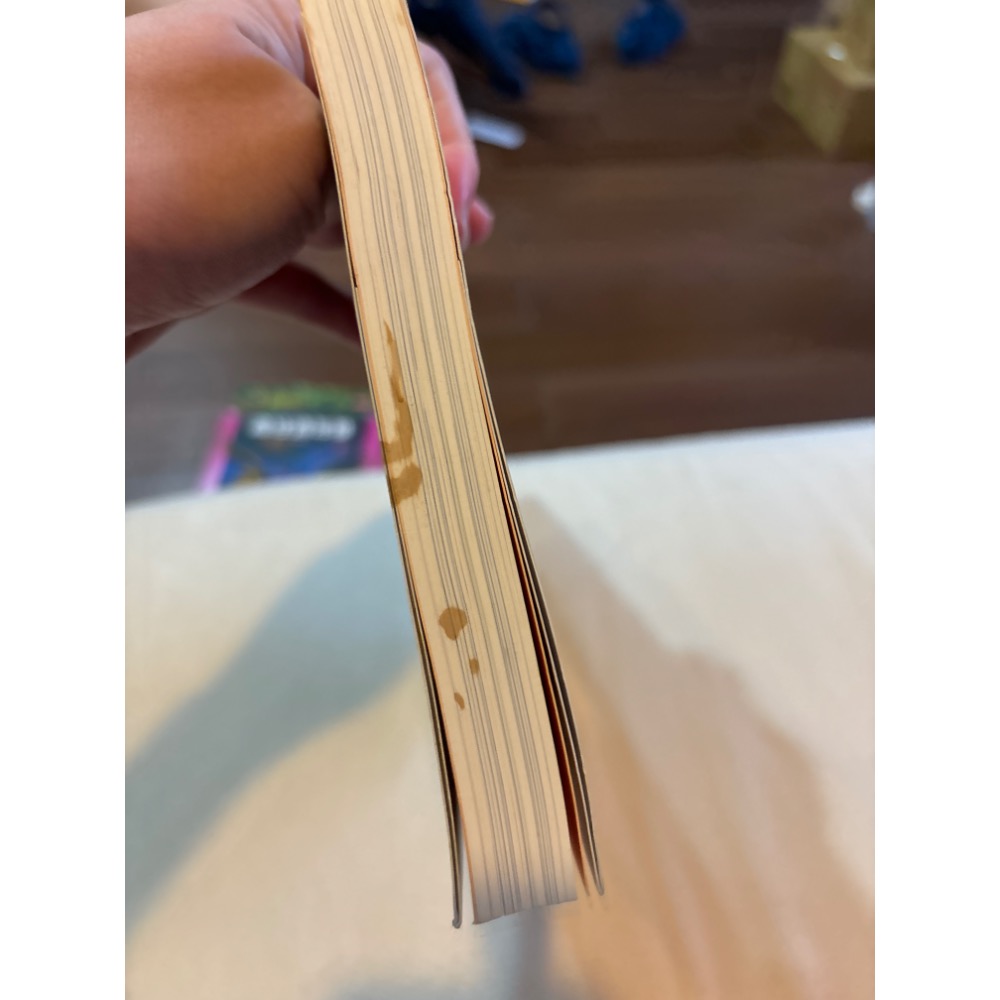 《魔法師大對決》二手書。兩處斑點（見圖）-細節圖5