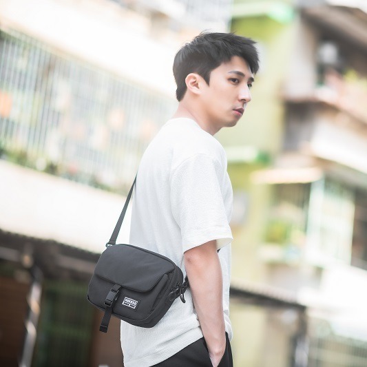 【MOOOSE】快釦城市小包 側背包 斜背包 隨身包 旅行小包 YKK拉鍊 磁扣 台灣製 畢業禮物-細節圖10