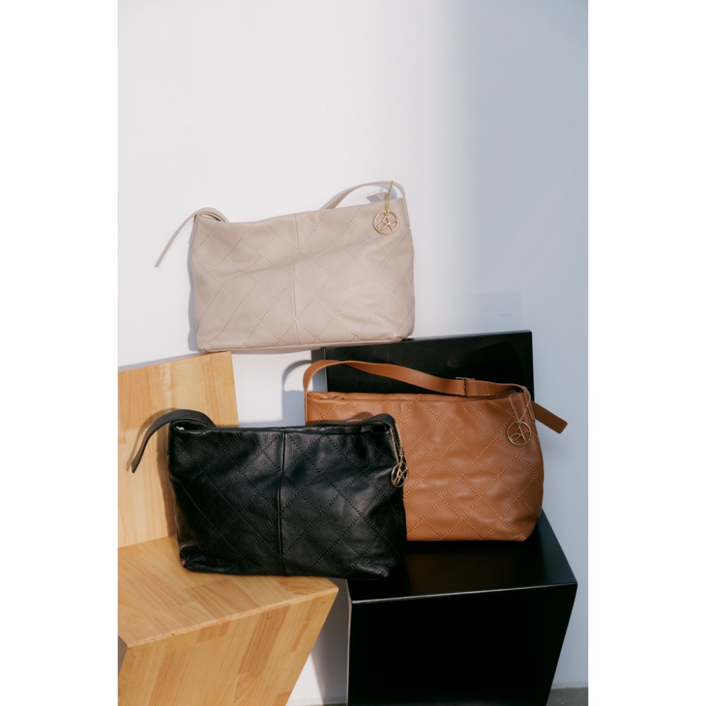 義大利品牌自訂系列-精緻手工車線菱格紋單肩金釦真皮垂墜萬用大包-規格圖1