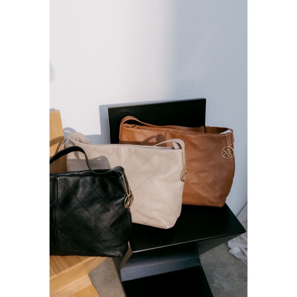 義大利品牌自訂系列-精緻手工車線菱格紋單肩金釦真皮垂墜萬用大包-規格圖1