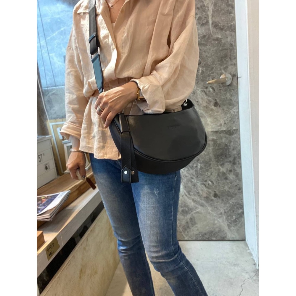 韓國空運🇰🇷／真皮斜背包／旅行包／帆布配真皮斜背包-細節圖2