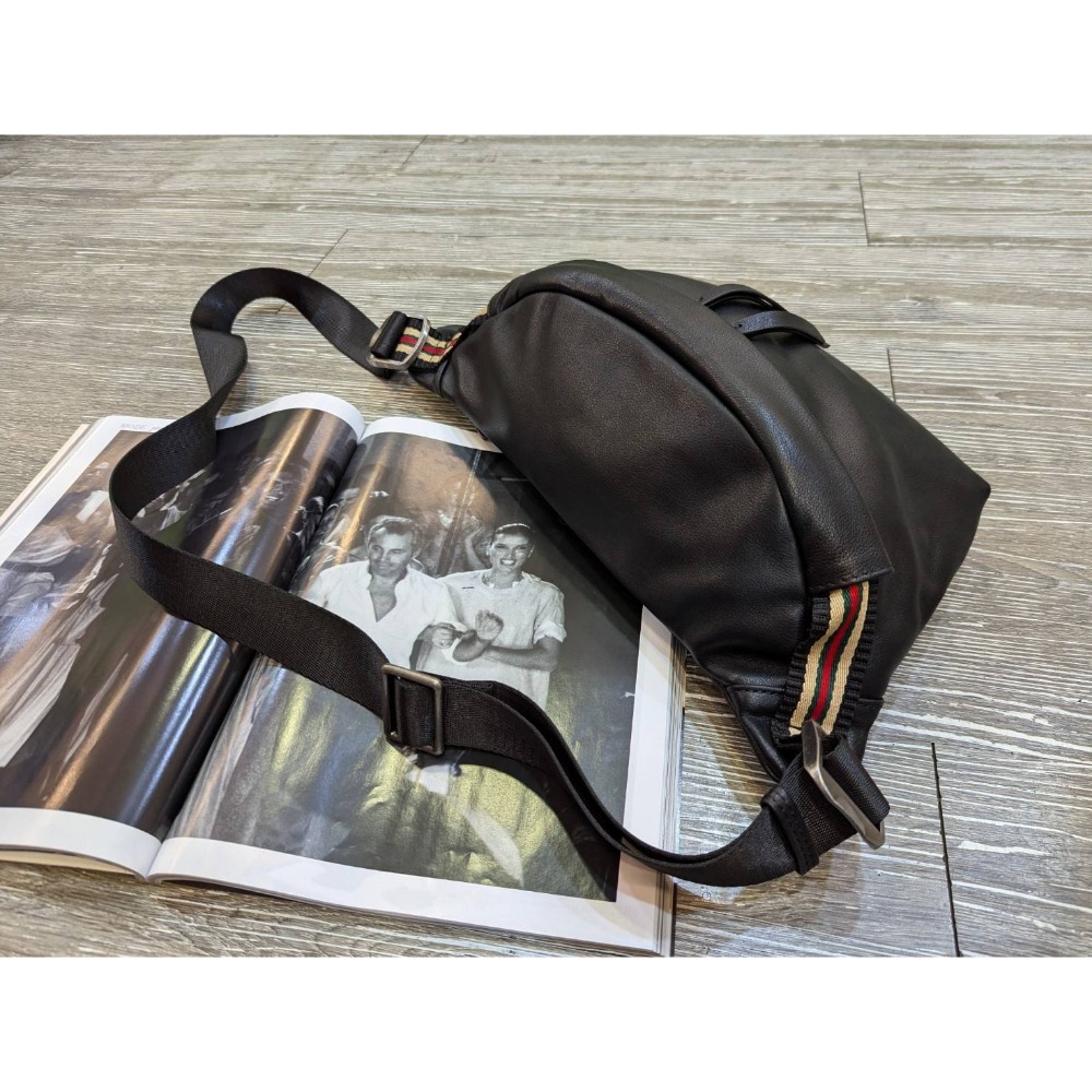 韓國空運🇰🇷／真皮斜背包／真皮胸包／牛皮-細節圖4