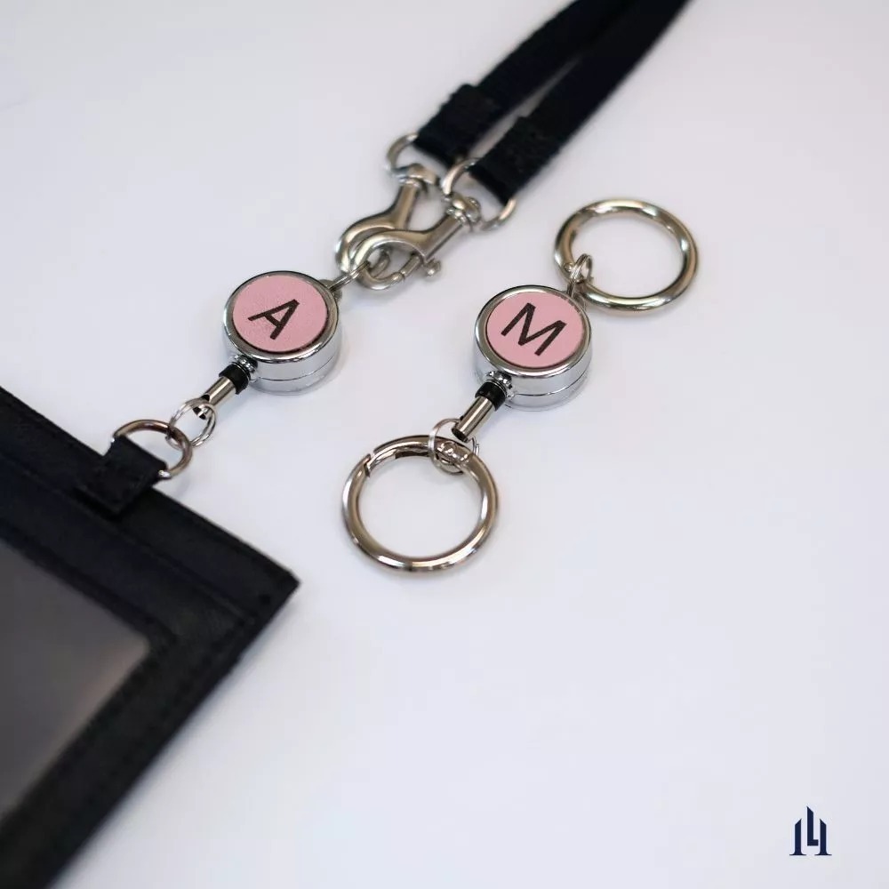 雷雕真皮伸縮扣件-英文字母版（玫瑰粉色）-細節圖2