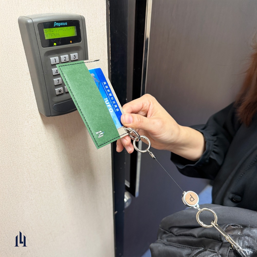 綠霧灰 隨行快扣卡夾 卡套 名片夾 可客製 扣環設計 吊掛便利-細節圖6