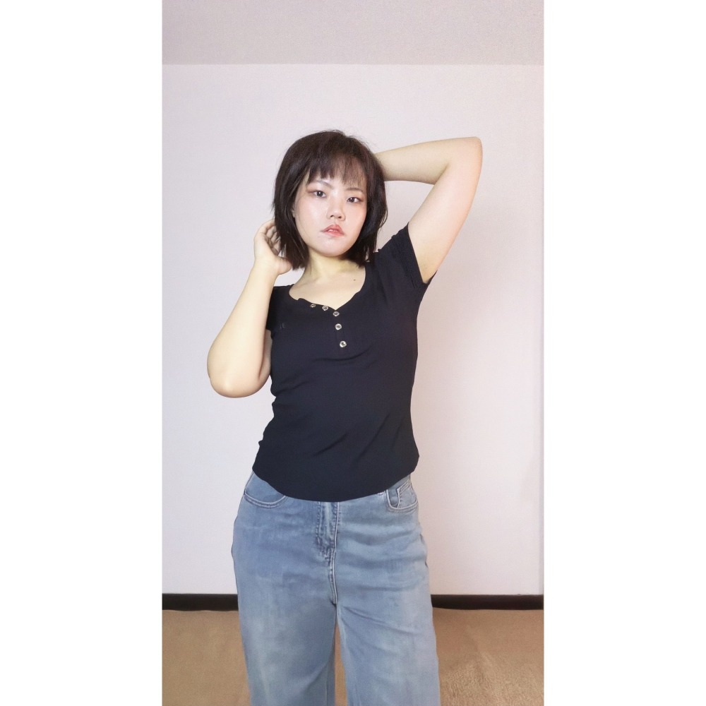 美式修身V領短袖 【現貨】-細節圖4