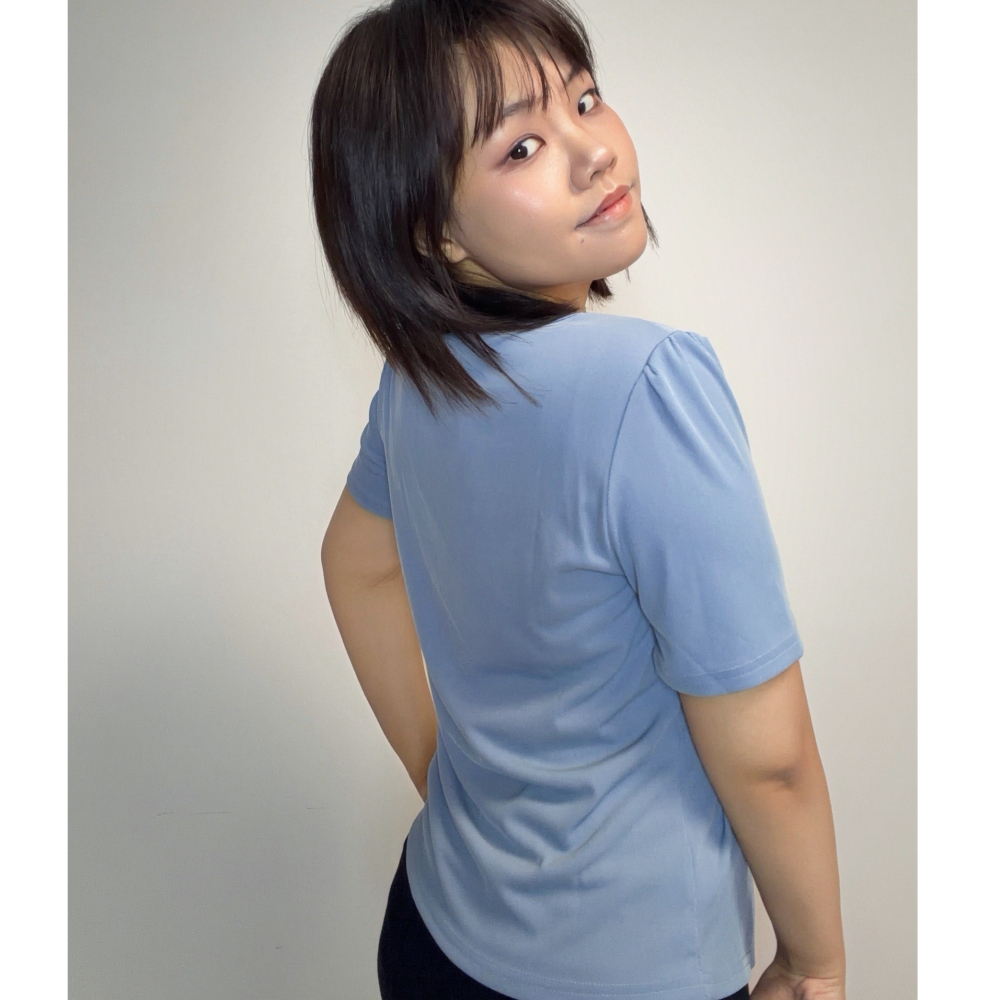 V領抓皺排釦短袖上衣 【現貨XL】-細節圖3