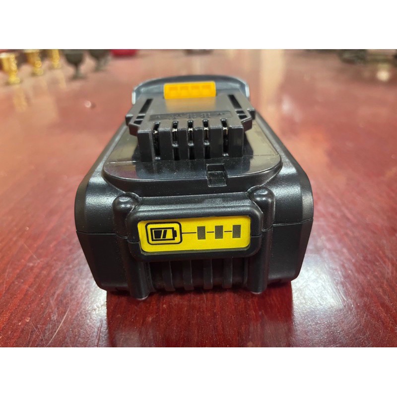 保固一年 全新 通用 得偉 20V 18V副廠電池 5.0 Ah 持續放電30A 台灣制作 有電顯-細節圖2