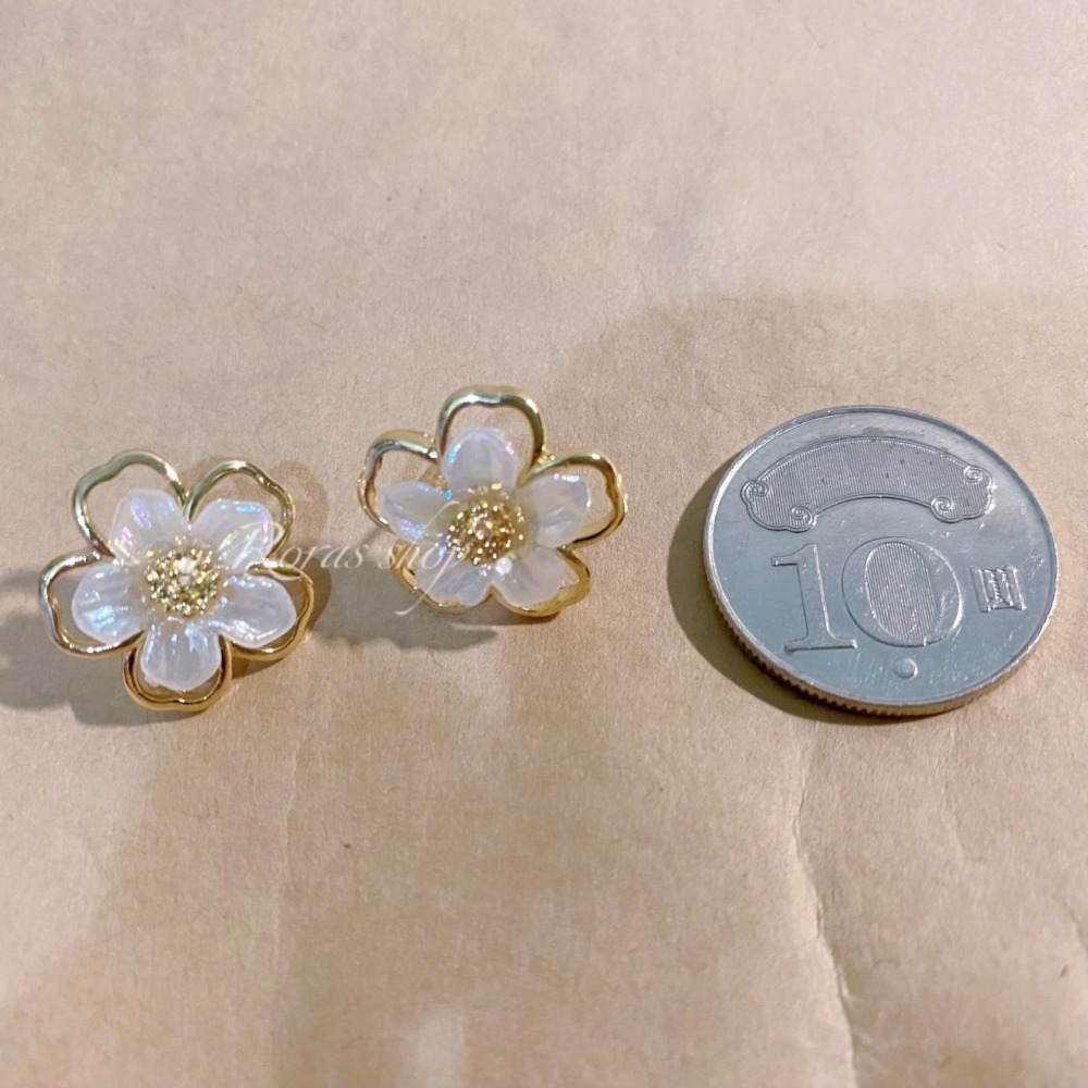 【蘿拉的店】立體氣質花朵耳針款-細節圖2