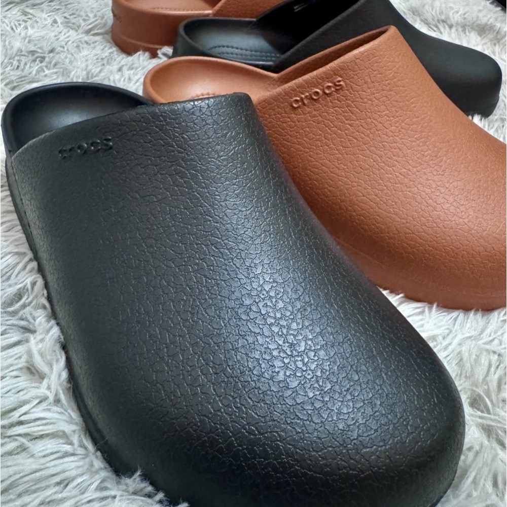 CROCS DYLAN CLOG 防水 包頭鞋 懶人鞋 MULE 琥珀棕 板栗 拖鞋 廚師 209366-細節圖2