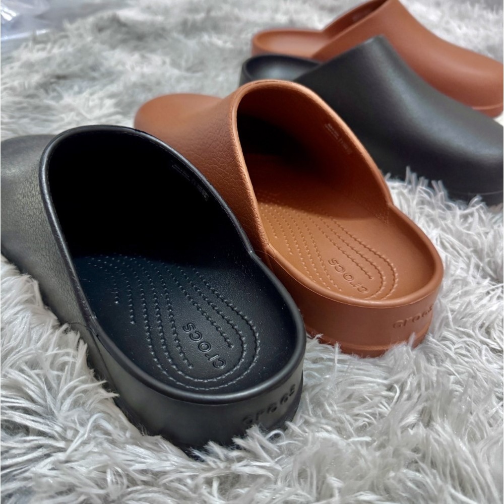 CROCS DYLAN CLOG 防水 包頭鞋 懶人鞋 MULE 琥珀棕 板栗 拖鞋 廚師 209366-細節圖3